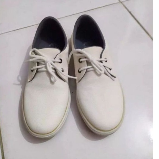 (Preloved) Sepatu casual wanita warna putih merk Dr. Kevin