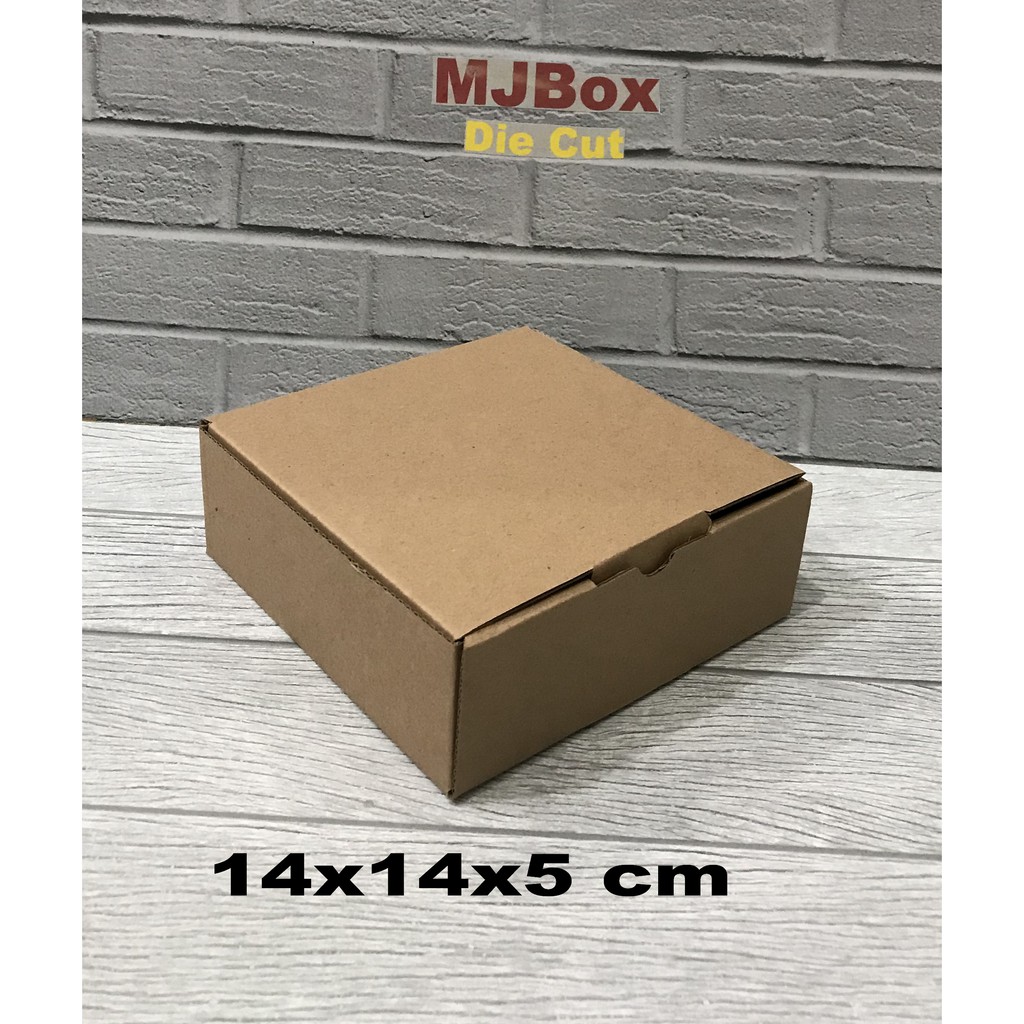 

Kardus uk. 14x14x5 cm....Die Cut