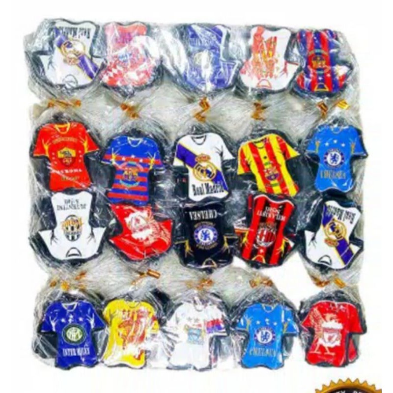Souvenir gantungan kunci baju bola dikemas plastik