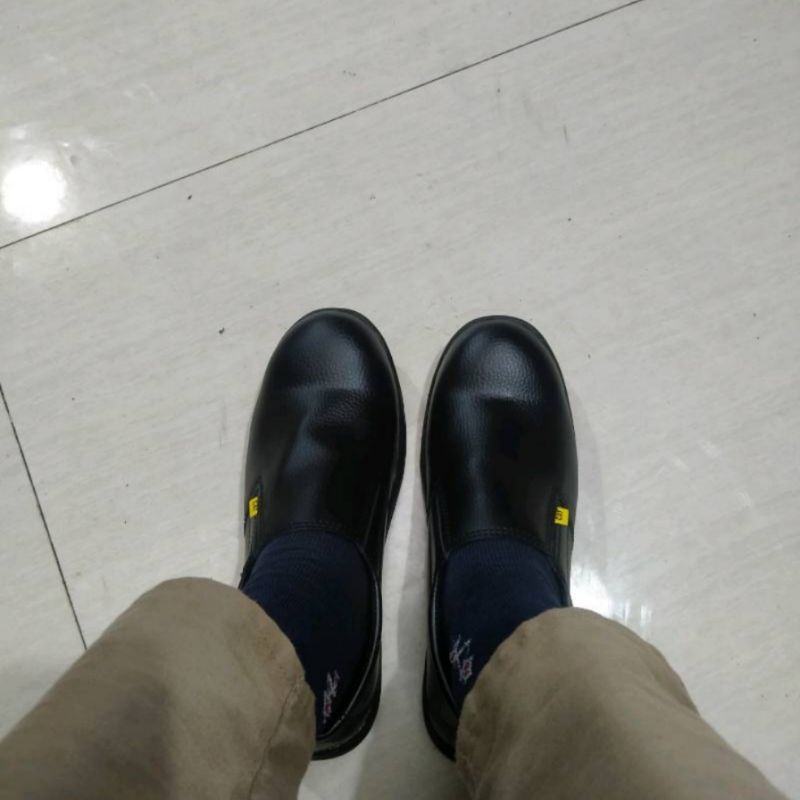 sepatu safetu slip on ujung besi/sepatu septy pria kerja palangan dan koki