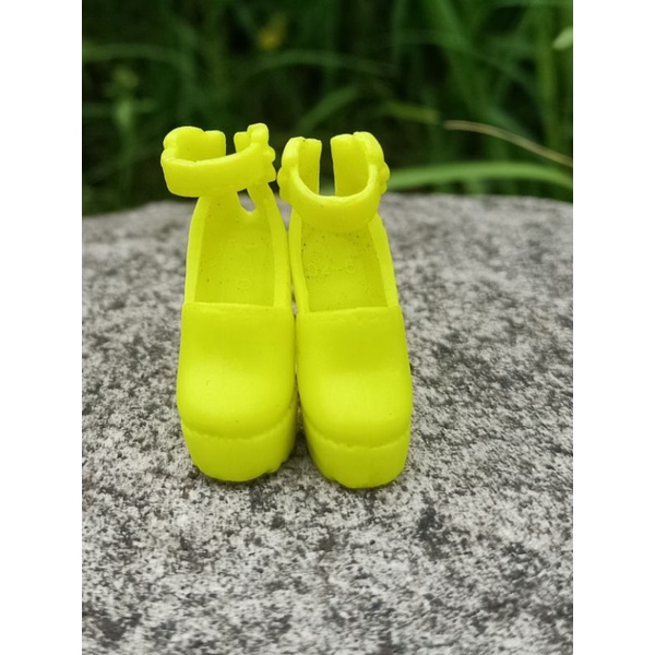 Sepatu boneka Barbie varian stabilo