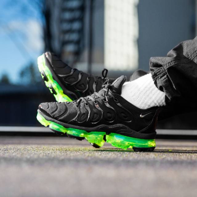 nike vapormax plus black green