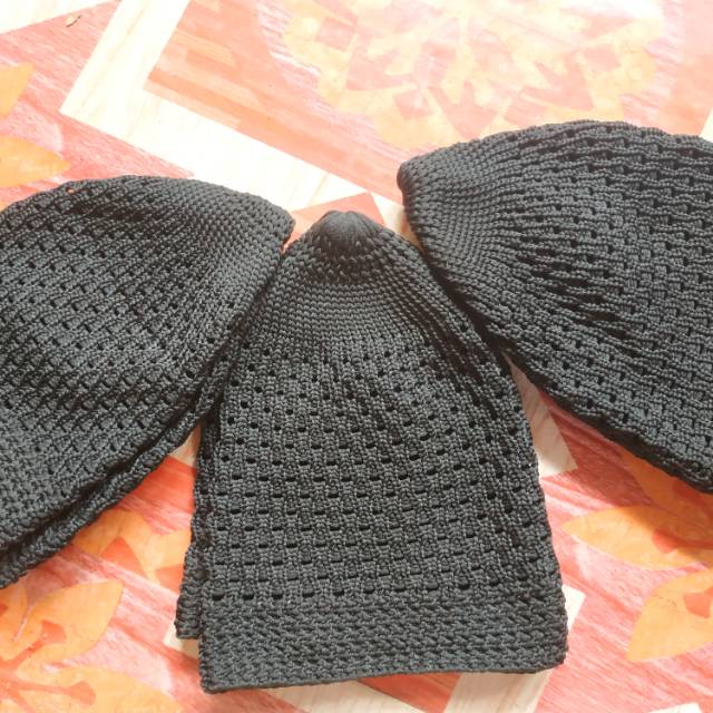 peci rajut hitam polos bermotif