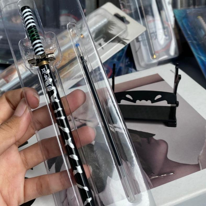 

Baru PULPEN DEMON SLAYER PEDANG PAJANGAN FREE TINTA HITAM QUALITY ✓