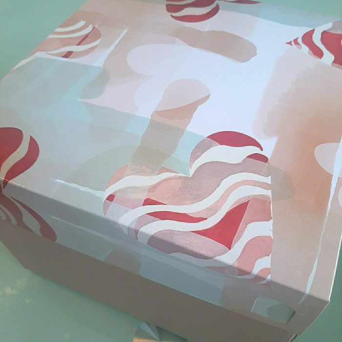 

Dus kue 25x25x10 / 25x25x16 / 25x25x18 corrugated box kotak roti kardus packing cake love abstrak