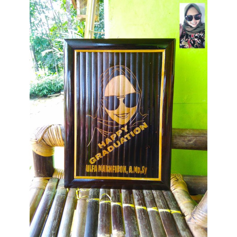 

UKIRAN BAMBU HITAM / KADO UNIK BUAT WISUDA WEDDING