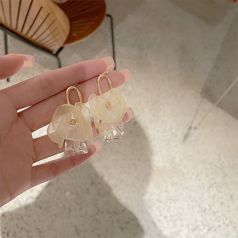 Anting Wanita Bentuk Bunga Untuk Musim Panas