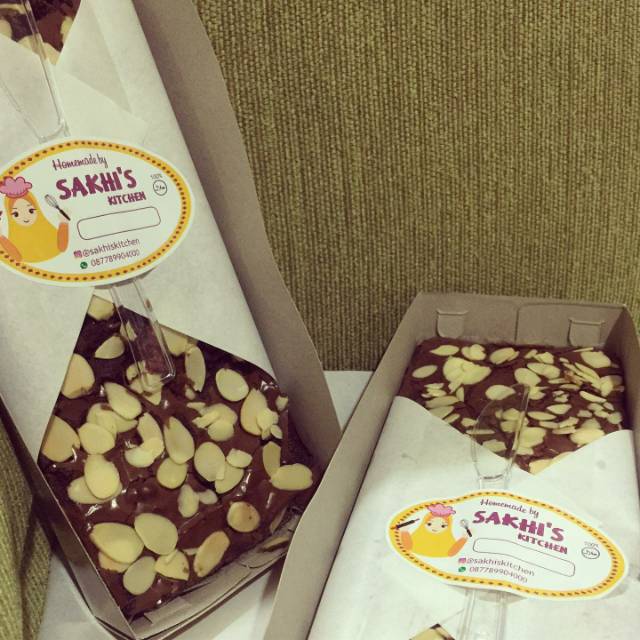 

Fudges Almond Brownies
