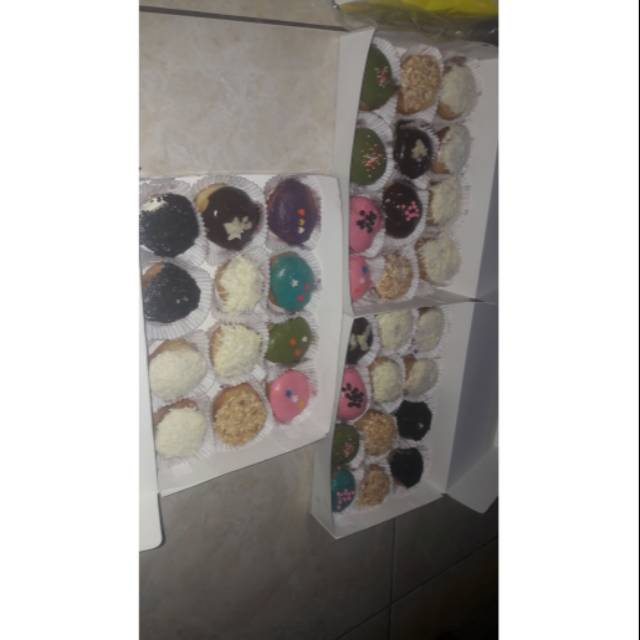 

Donat mini, pilih topping, atau akan dikirim random