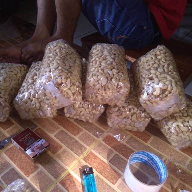 

KACANG MEDE MENTAH 1KILO NO 2