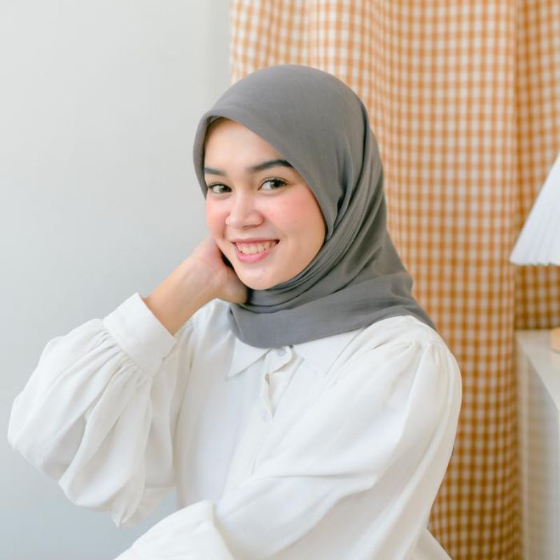 HIJAB BELLA SQUARE / SEGIEMPAT POLLYCOTON / POTTON SENJA-BELLA Grey