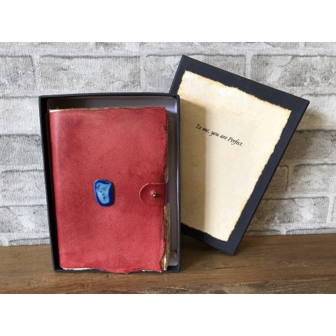 

BUKU / BUKU KULIT / LEATHER JOURNAL HTS RED MEDIUM IN LARGE BOX / BUKU VINTAGE / BUKU TULIS