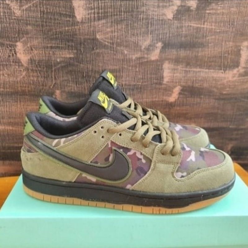SEPATU N I K E SB DUNK LOW PRO "CAMO" MEDIUM OLIVE/BLACK-GUM LIGHT BROWN