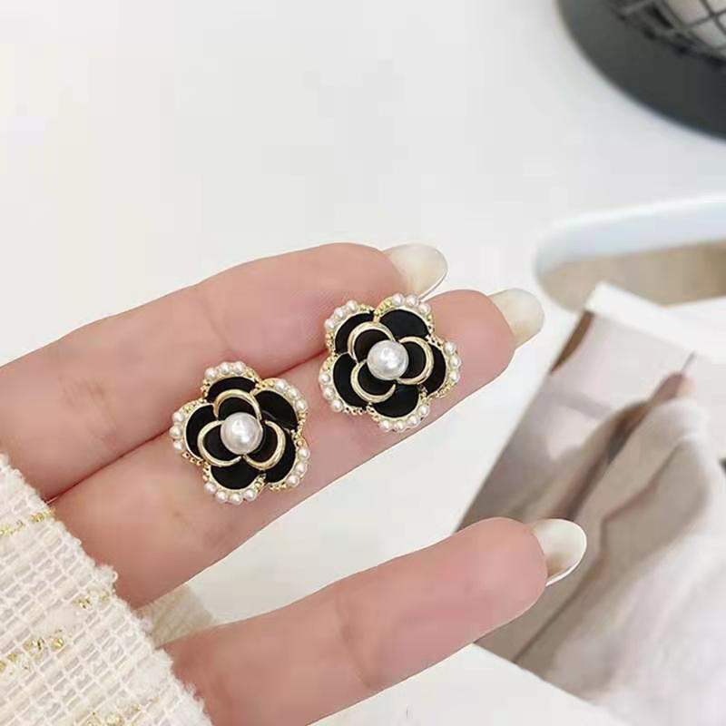 Anting Giwang Handmade Model Bunga Camellia Dengan Mutiara Hitam Putih Gaya Korea Untuk Wanita