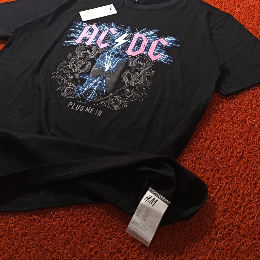 BAJU KAOS MUSIC AC DC PLUG ME IN / BAJU KAOS DISTRO BANDUNG / BAJU KAOS UNISEX / BAJU DISTRO / BISA COD