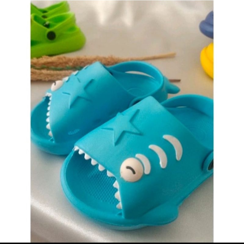 Sandal motif Hiu Anak Uk 20-25