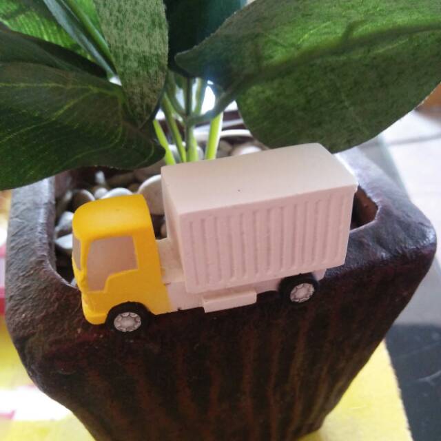 Miniatur Mobil Box Skala 1:100