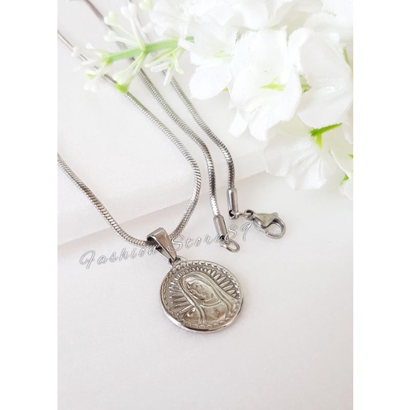 Kalung Liontin Bunda Maria Titanium gold silver Fashion Impor Rohani Bunda Maria Diameter 17mm