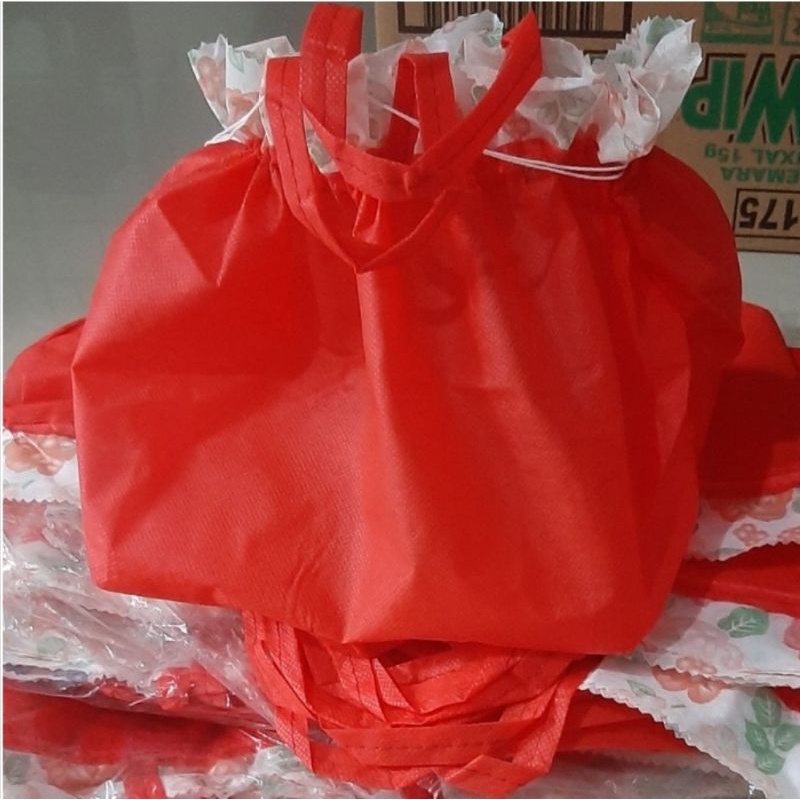 

Tas kain / spunbond / goodie bag serut untuk kotak nasi / kotak makan ukuran 22 x 22 isi 12pcs