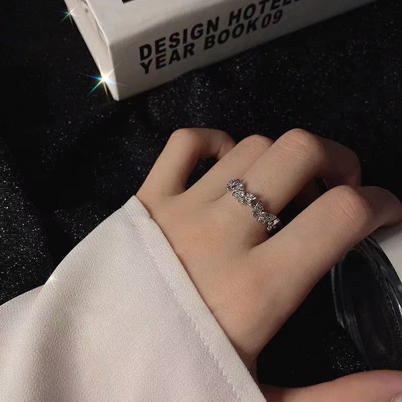 Cincin Jari Telunjuk Model Terbuka Dapat Disesuaikan Desain Kupu-Kupu Aksen Kristal Berlian Imitasi Gaya Korea