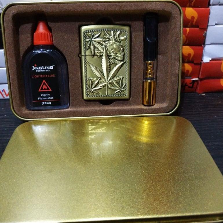 SATU SET KOREK ZIPPO MOTIF TIMBUL PLUS MINYAK DAN PIPA ROKOK TERLARISS...,,,,,