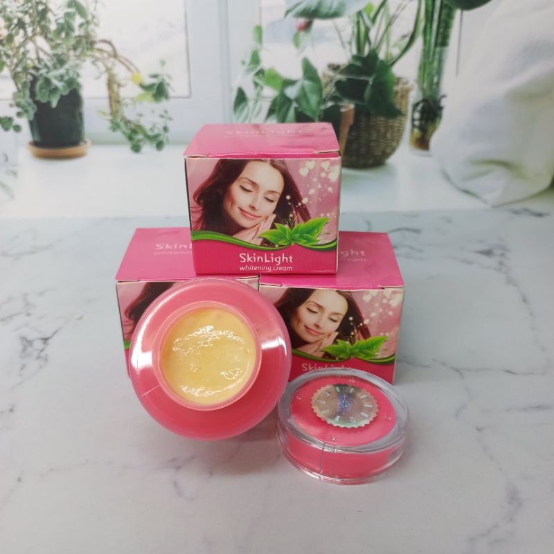 CREAM SKINLIGHT KUALITAS TERBAIK | MEMUTIHKAN DAN MENCERAHKAN KULIT