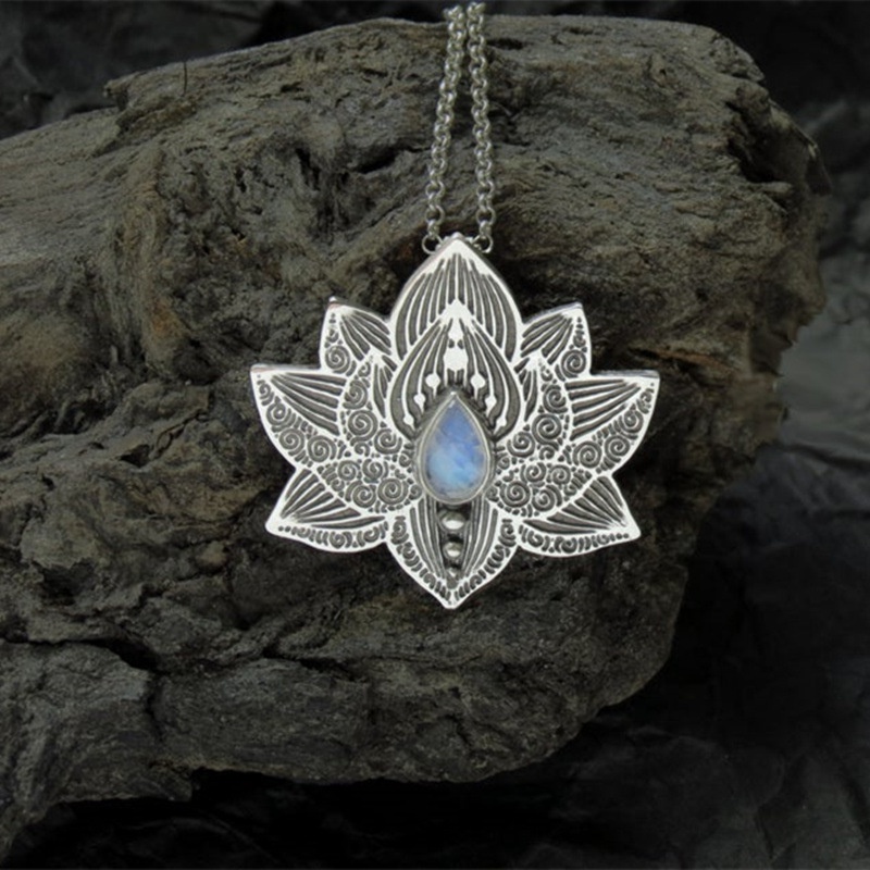 Kalung Liontin Lotus Bahan Stainless Steel Aksen Kristal Gaya Vintage Untuk Wanita