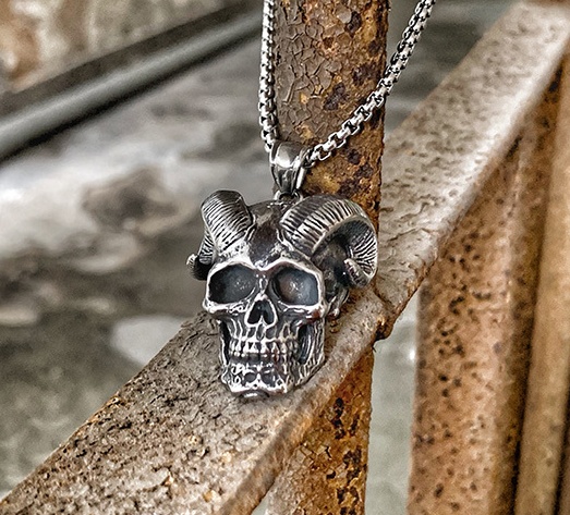 Kalung Liontin Tengkorak Iblis Tanduk Unik Gaya Gothic Punk Retro Untuk Hadiah Halloween Pria