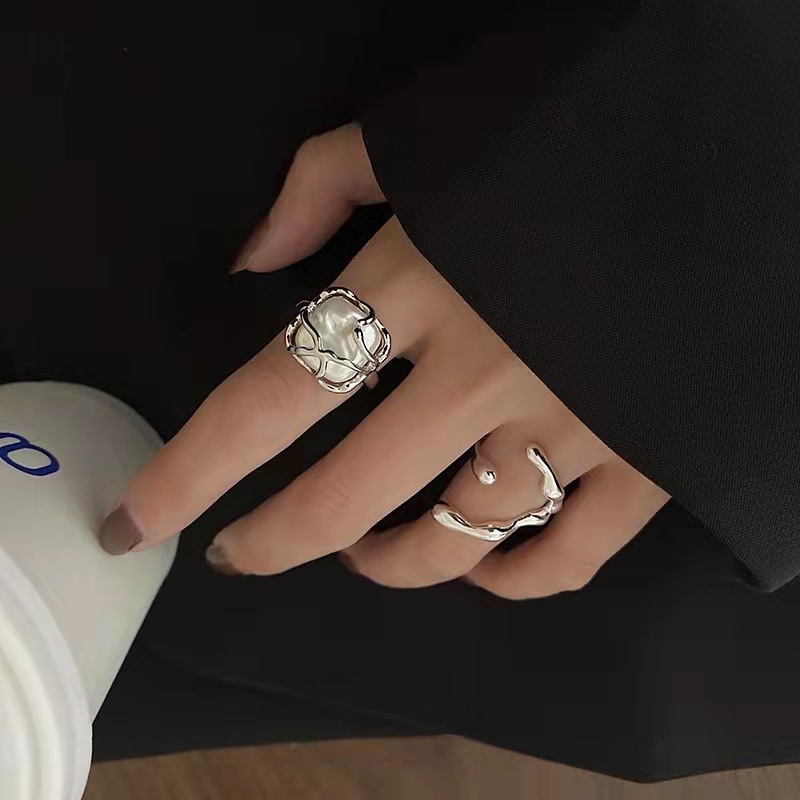 Cincin Model Terbuka Desain Bulan Sabitmutiara Adjustable Untuk Wanita