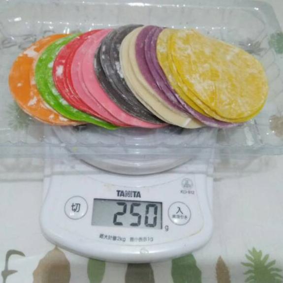 

TERMURAH Kulit Dimsum 8 Warna 250 Gram Siomay Gyoza Swekiau Pangsit Bulat Hakau Tipis terbaru