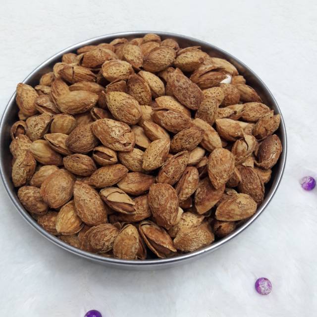 

Kacang almond selma kulit oleh oleh haji umroh