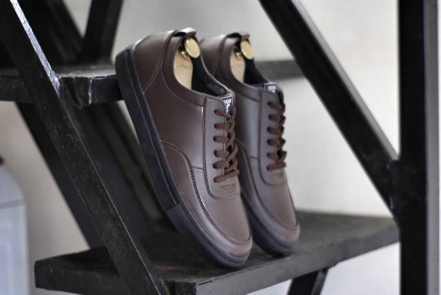 Sepatu Pria Sneakers Kulit Casual Formal Ringan Nyaman Warna Coklat Dan Hitam