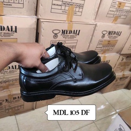 Sepatu kulit pria kantor medali tali hidup tampil lebih keren