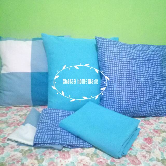 sarung bantal sofa biru kotak