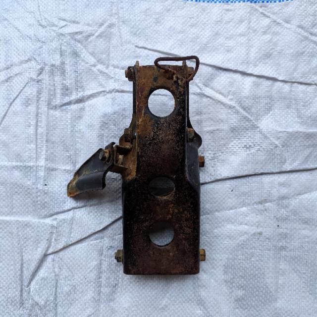 Pangkon Mesin Tiger Revo Tiger 2000 Set Baut original
 
