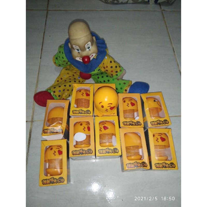 Boneka pajangan mobil goyang