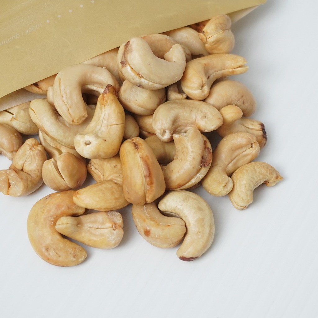 

Kacang Mete 1 Kg / Kacang Mede Roasted Asli Wonogiri - Safiya Food Original