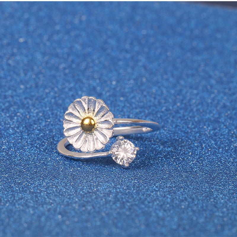 Cincin Bentuk Bunga Daisy Aksen Berlian | Cincin Bahan Stainless Steel | Aksesoris Wanita Untuk Hadiah