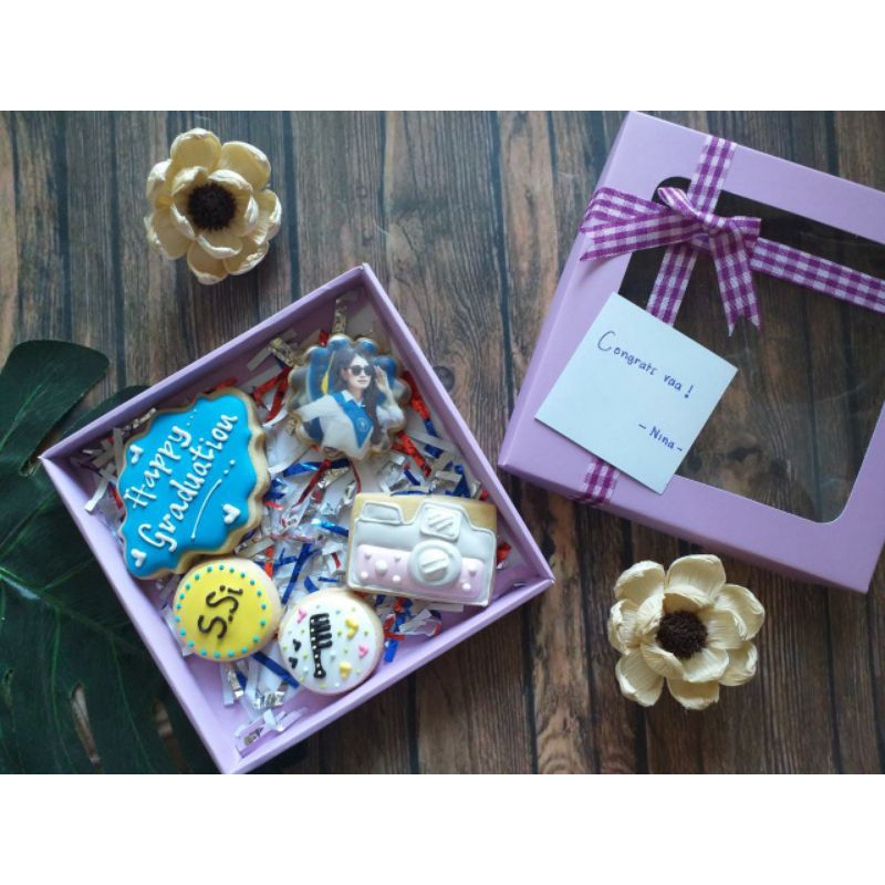 

Custom cookies in box