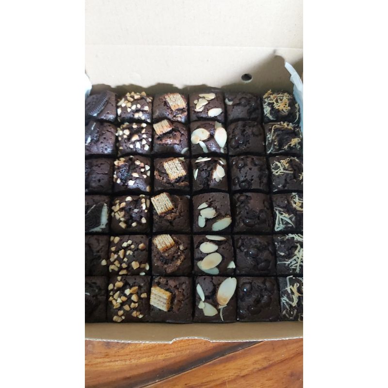 

Ciciz Fudgy Brownies Ukuran 20x20 cm(isi 36 pcs)