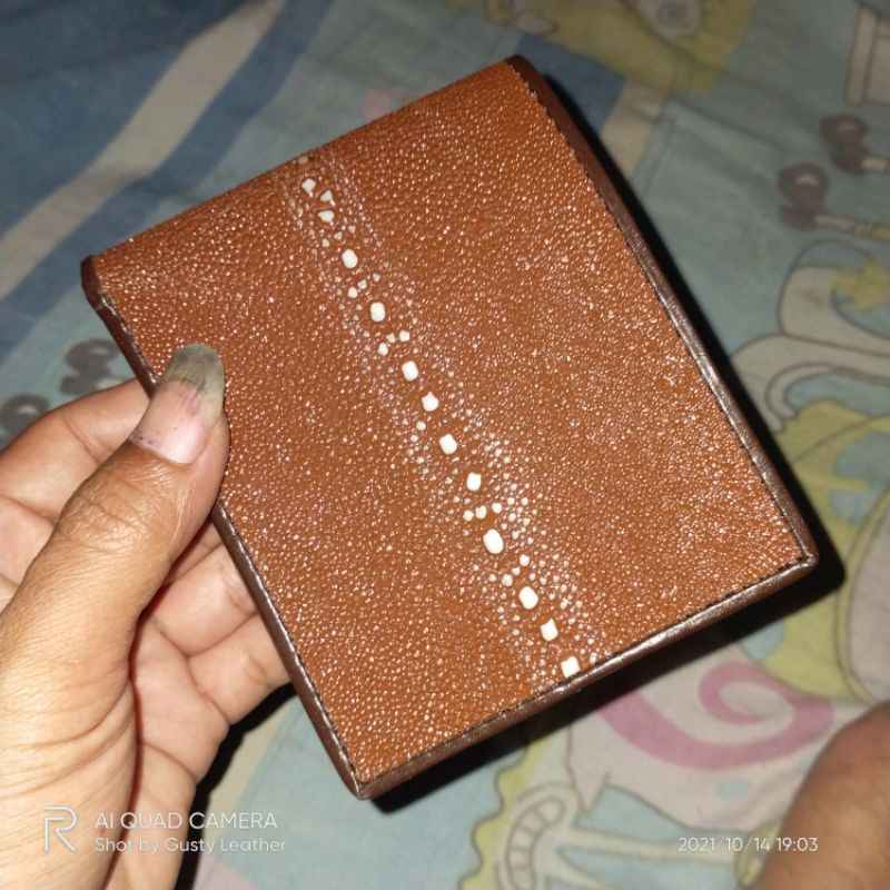 dompet lipat pria kulit ikan pari duri utuh cklt