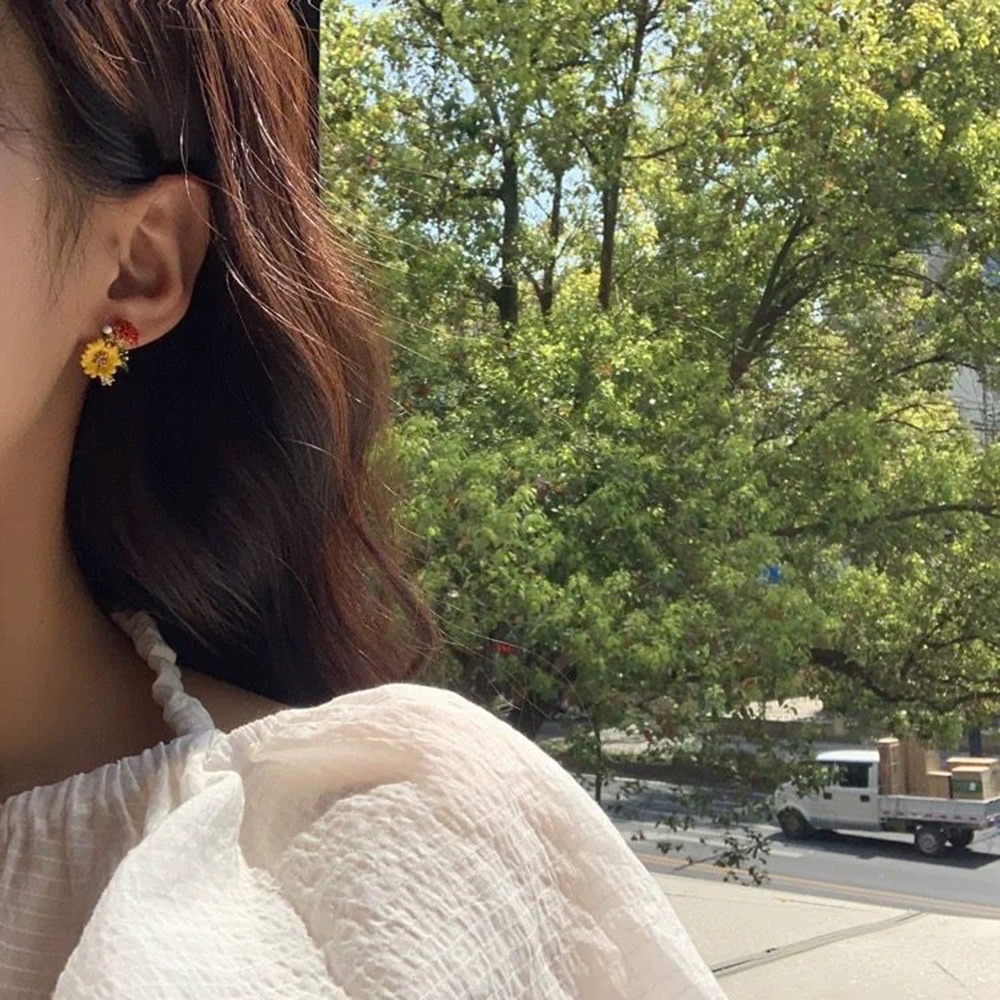 Anting Enamel Bentuk Bunga Daisy Gaya retro Untuk Wanita