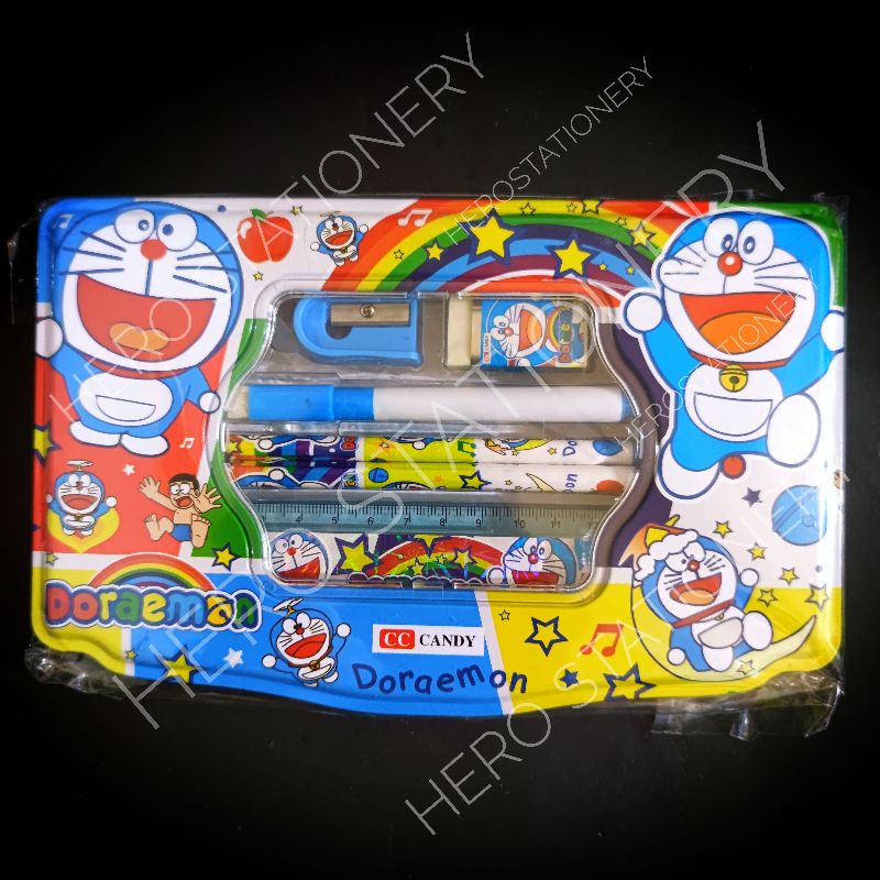 

Kotak pensil kaleng jumbo whiteboard isi candy doraemon