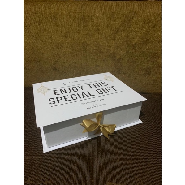 

Hardbox Custom untuk Bridesmaid/ Hampers/ Box Pita/ Gift Box Ukuran Medium (25 x 20 x 7)