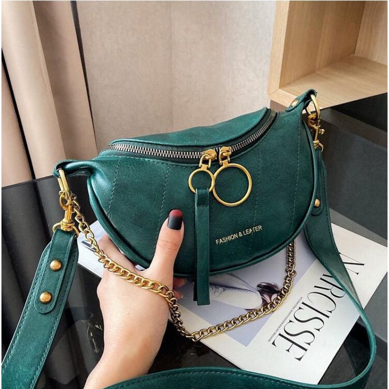 tas mini. model simple. tali bisa di atur panjang pendek nya ya.