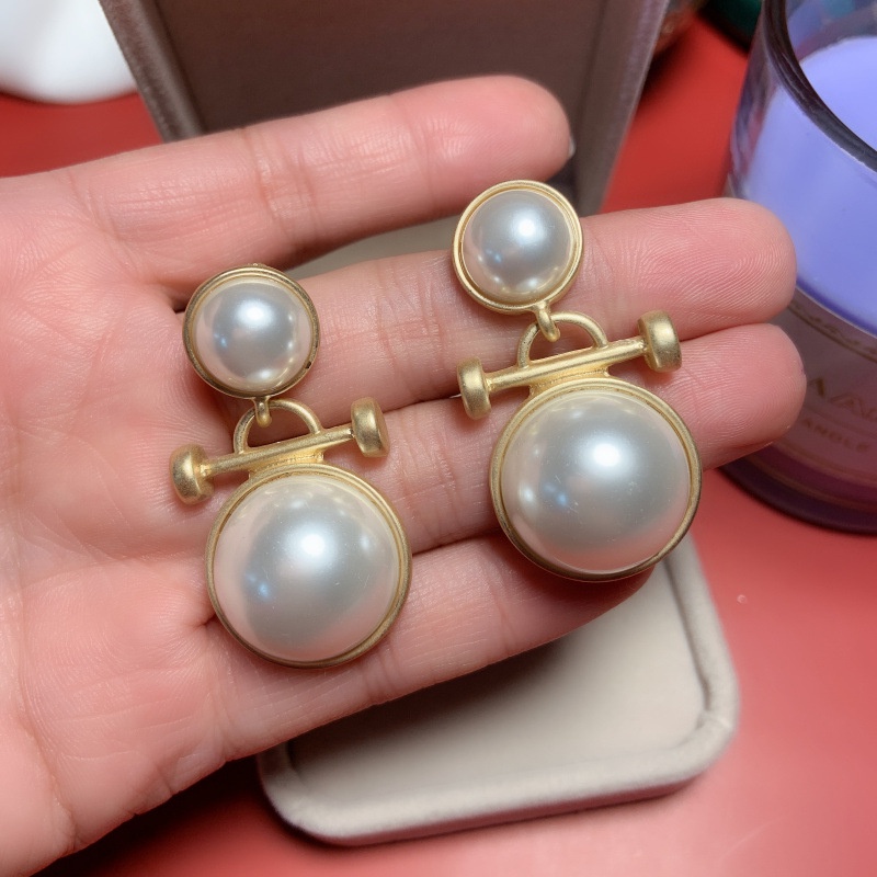 Anting Tusuk Gantung Panjang Desain Mutiara Matte Gaya Retrobarok Untuk Wanita