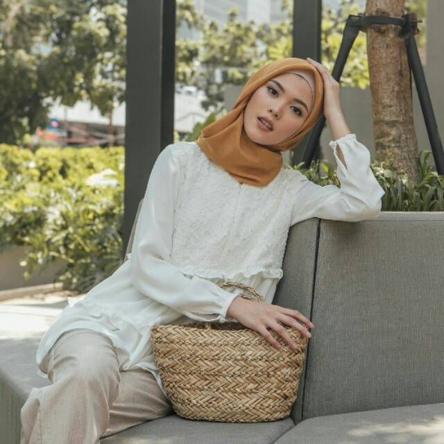 Lana blouse M wearing klamby