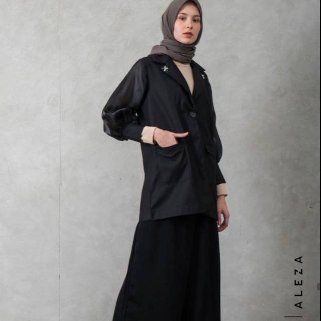 Vyfy emblihed outer black aleza label