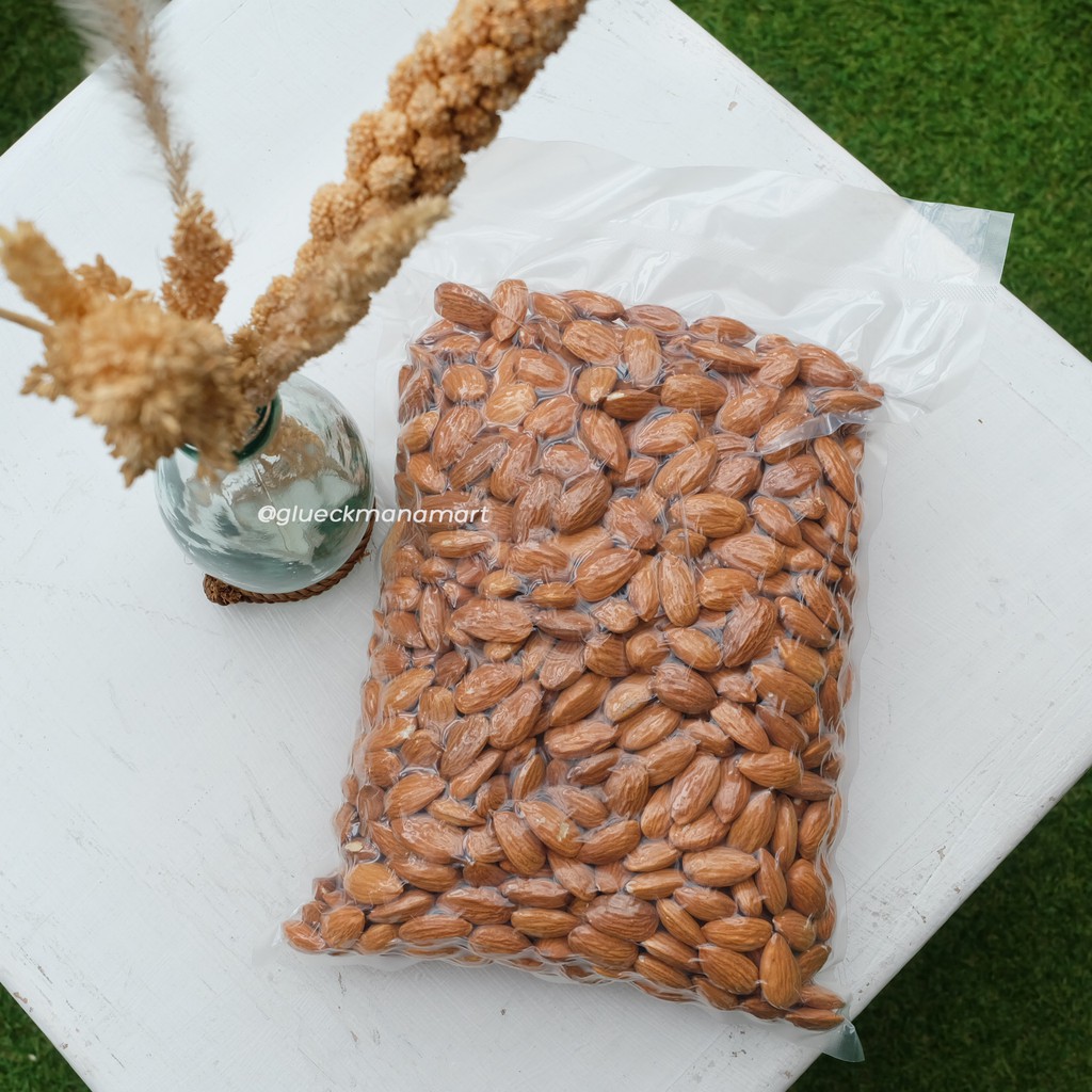 

Almond Whole Natural / Kacang Almond dengan kulit ari / Mentah / Raw 1Kg