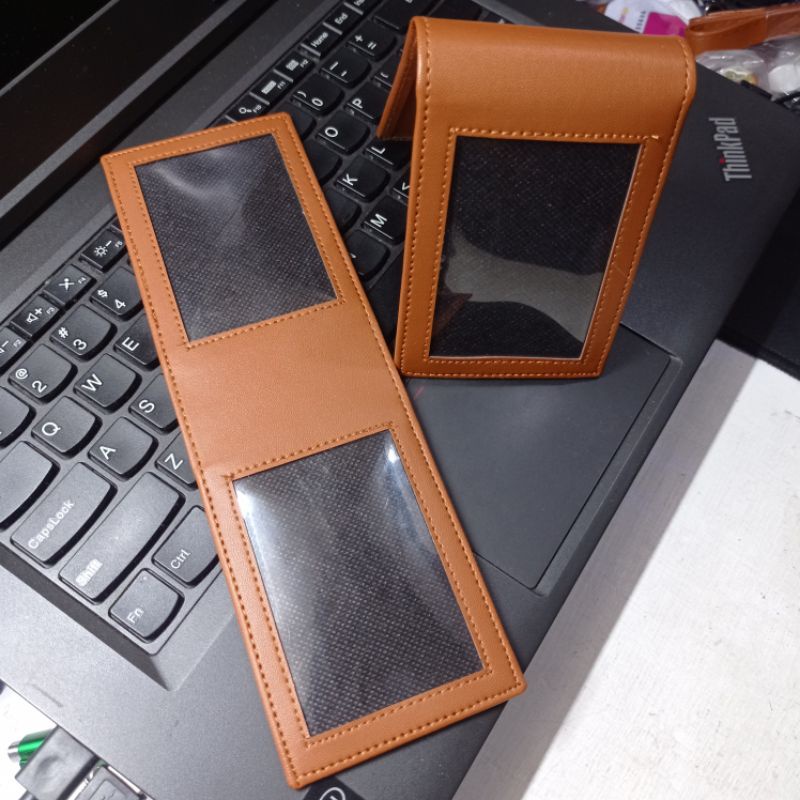 

TEMPAT ID CARD MAGNET DUA KARTU COKLAT - NAMETAG SAKU
